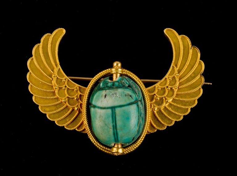 Brooch Featuring an Ancient Scarab in a Modern Winged Mount, unmarked, (plaquette) New Kingdom, ca. 1539 – 1077 BCE; (gold mount) late 1800s – early 1900s, glazed steatite and gold (modern)