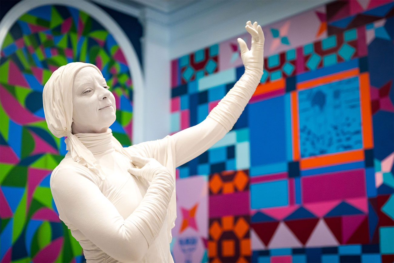 A 'Living Statue' performing in Salisbury Hall